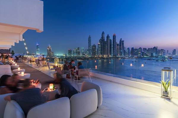 Dämmerung im Rooftop-Loungebereich des FIVE Palm Jumeirah mit Blick auf die Stadt