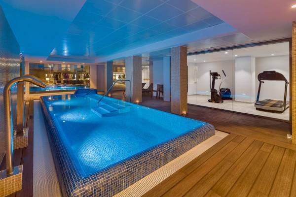 Innenpool des H10 Casa del Mar Hotels mit blauen Fliesen und moderner Einrichtung.