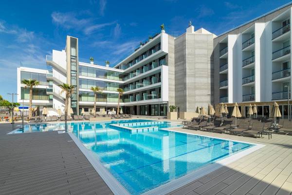 Außenpool und Loungestühle des H10 Casa del Mar Hotels