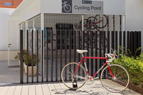 Fahrradverleihstation vor dem H10 Casa del Mar Hotel mit einem roten Rennrad