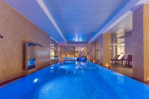 Innenpool des H10 Casa del Mar Hotels mit blauen Kacheln und Loungebereich