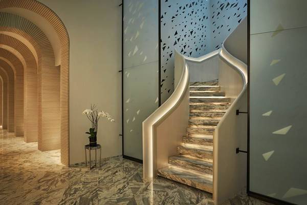 FIVE Palm Jumeirah Innenbereich mit Treppenhaus, Marmorboden und einer Pflanze in einem schwarzen Topf.