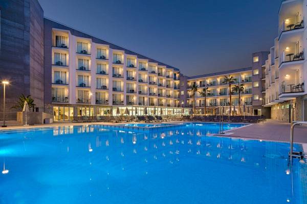 Außenbereich des Hotels H10 Casa del Mar mit Swimmingpool und Loungestühlen bei Nacht