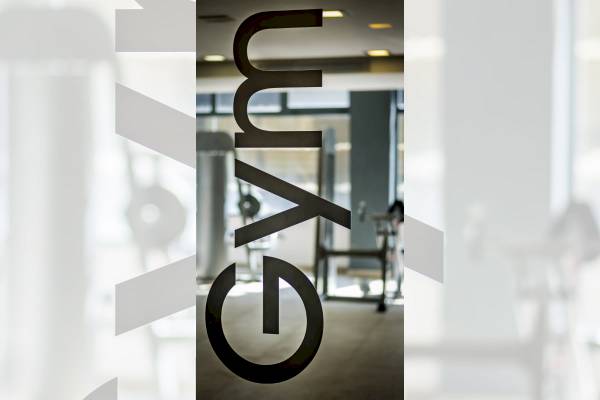 Das Gym-Zeichen im Nautic Hotel & Spa ist auf einem durchsichtigen Hintergrund angebracht.
