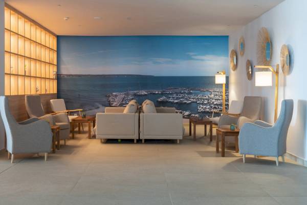 Foyer des Nautic Hotel & Spa mit Blick auf die Marina und großem Wandbild