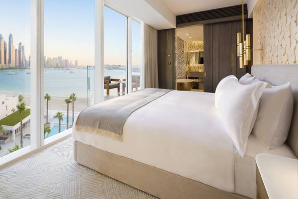 Schlafzimmer im FIVE Palm Jumeirah Hotel mit Blick auf das Meer und die Skyline von Dubai.