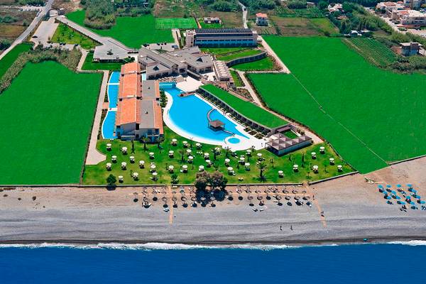 Luftaufnahme des Giannoulis Cavo Spada Sports & Leisure Resorts mit großem Swimmingpool und Sonnenliegen am Strand