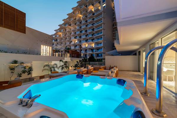 Jacuzzi im Freien im FIVE Palm Jumeirah Hotel bei Nacht