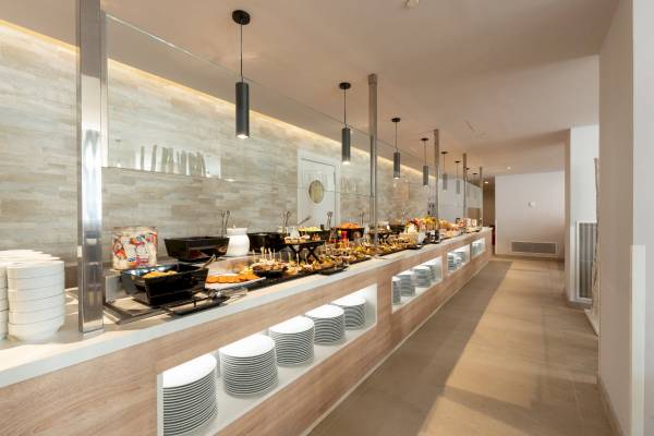 Buffet-Tisch im Hotelrestaurant mit vielen Gerichten und Speisen auf einer langen Tafel.