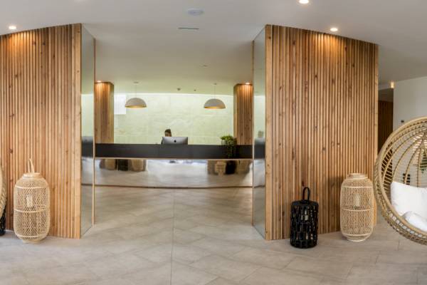 Innenansicht der Rezeption des Nautic Hotel & Spa mit hölzernen Wänden und modernen Möbeln.