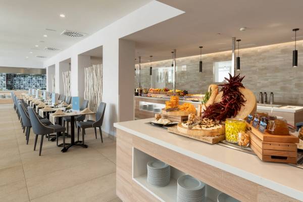 Frühstücksbuffet des Nautic Hotel & Spa mit gedeckten Tischen und verschiedenen Speisen.