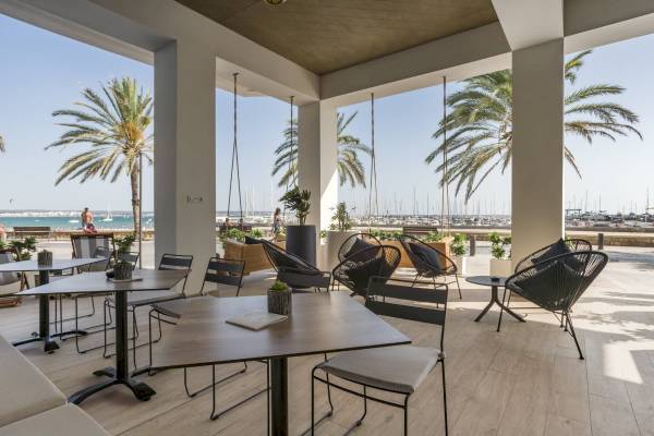 Terrasse des Nautic Hotel & Spa mit Blick auf den Hafen und die Bucht