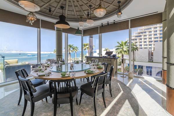 Innenbereich des FIVE Palm Jumeirah mit Esstisch und Meerblick