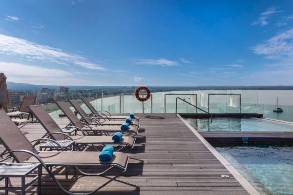Dachterrasse mit Liegestühlen und Schwimmbad im Nautic Hotel & Spa