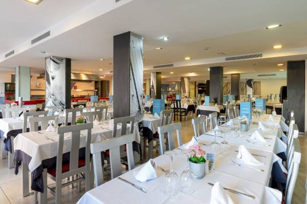 Schickes Tischgedeck im Restaurant des Nautic Hotel & Spa mit Blumen, Gläsern und Besteck.