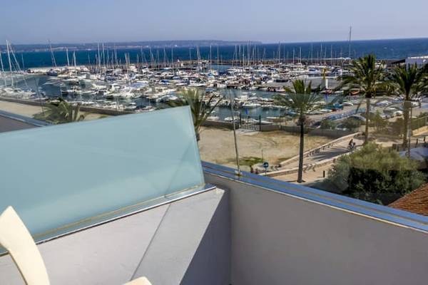 Aussicht vom Balkon des Nautic Hotel & Spa auf die Marina und den Ozean