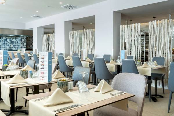 Restaurant des Nautic Hotel & Spa mit eingerichteten Tischen und Stühlen.