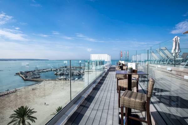 Ausblick von der Terrasse des Nautic Hotel & Spa auf den Hafen und das Meer.