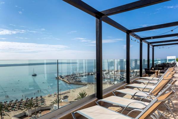 Aussicht von der Terrasse des Nautic Hotel & Spa auf den Hafen und den Strand.