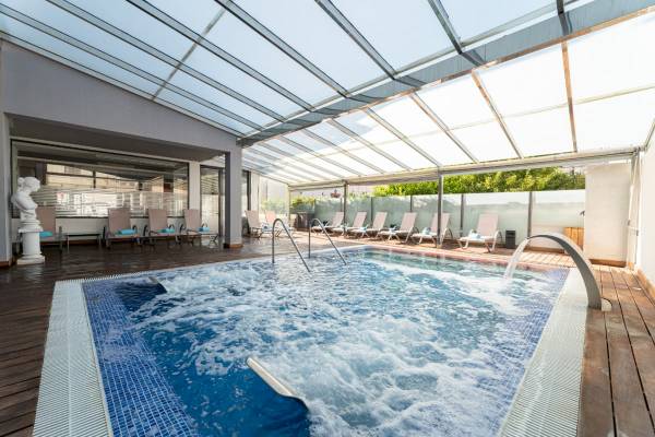 Schwimmbecken im Spa-Bereich des Nautic Hotel & Spa unter einem Glasdach