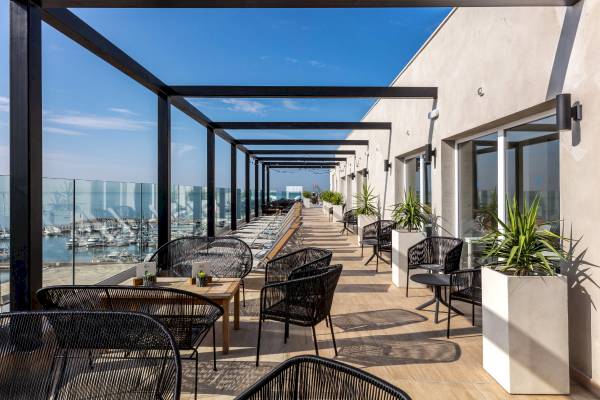 Terrasse des Nautic Hotel & Spa mit Blick auf das Meer und viele Lounge-Sessel