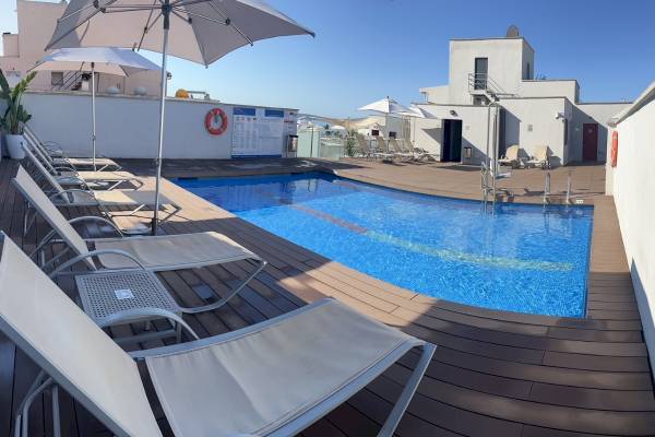 Dachterrasse mit Swimmingpool und Liegen im Nautic Hotel & Spa