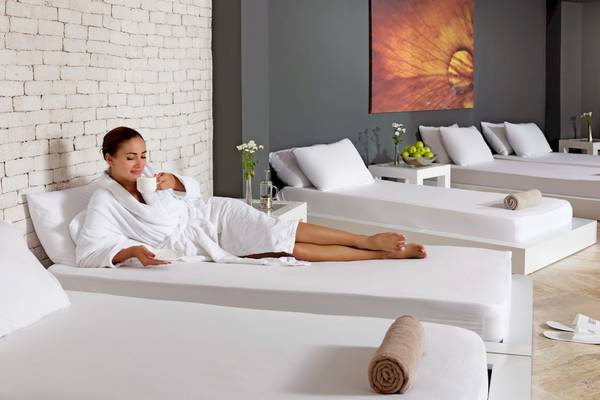 Frau im Bademantel auf einem Liegebett im Spa-Bereich des Monachus Family Resort Sorgun