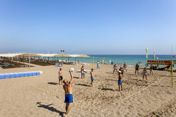 Volleyballspieler spielen auf dem Strand des Monachus Family Resort Sorgun.