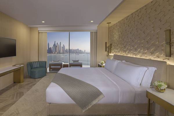 Innenansicht eines Schlafzimmers im FIVE Palm Jumeirah Hotel mit Blick auf die Stadt