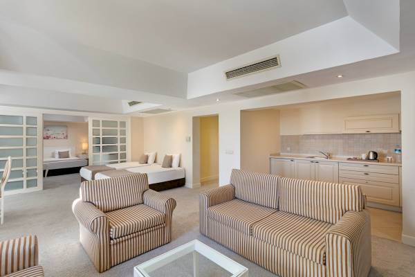 Innenbereich des Monachus Family Resort Sorgun mit Wohnzimmer, Schlafzimmer und Küche.