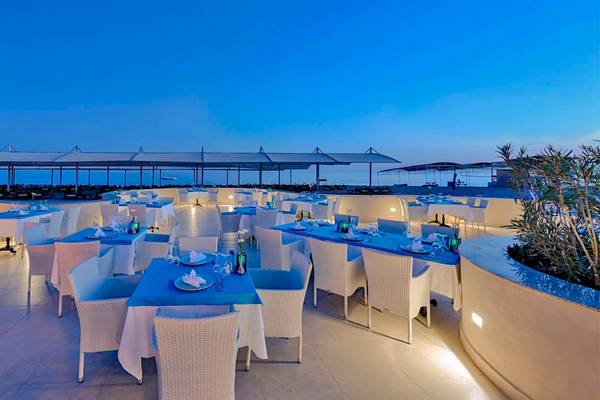 Abendessen auf der Dachterrasse des Monachus Family Resort Sorgun bei Nacht