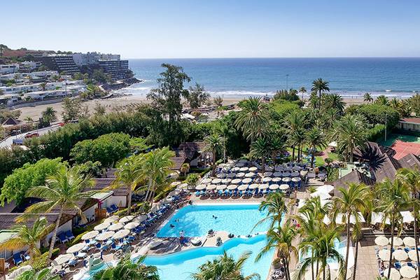 Luftaufnahme des Bull Costa Canaria & Spa Hotels mit Pool, Sonnenliegen und Meerblick.