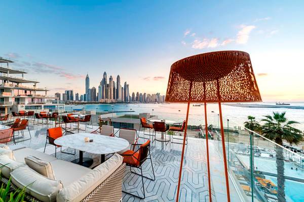 Dachterrasse des FIVE Palm Jumeirah Hotels mit Blick auf die Skyline und das Wasser