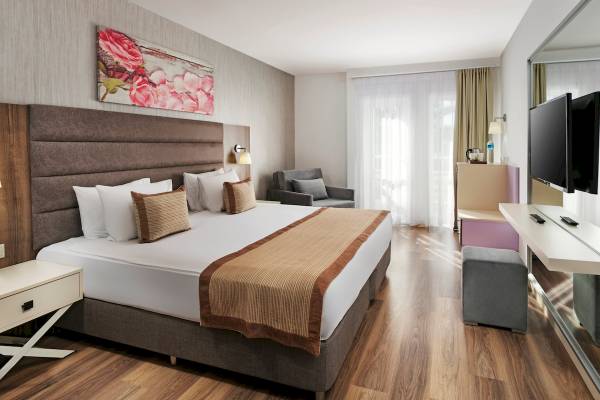 Doppelbettzimmer im Monachus Family Resort Sorgun mit moderner Einrichtung und Blick auf die Stadt.