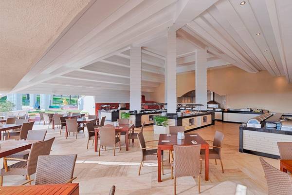 Innenansicht des Restaurants im Monachus Family Resort Sorgun mit Tischen und Stühlen.