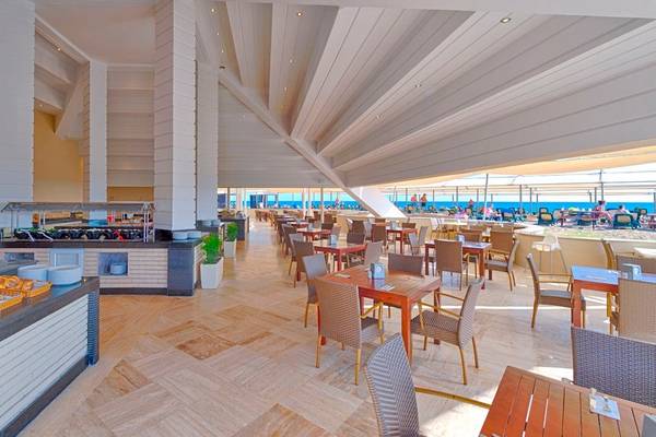Innenansicht des Restaurants im Monachus Family Resort Sorgun mit Buffet und Tischen am Meer
