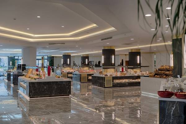 Buffetbereich im Monachus Family Resort Sorgun mit vielen Speisen und eleganter Einrichtung.