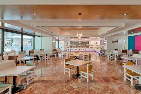 Innenansicht des Restaurants im Monachus Family Resort Sorgun mit runden Tischen und Stühlen.