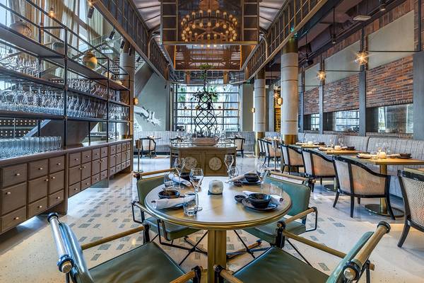 FIVE Palm Jumeirah Restaurant Innenraum mit Tischen, Stühlen und Glasflaschen
