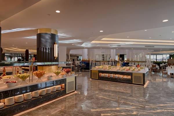 Buffetbereich im Monachus Family Resort Sorgun mit verschiedenen Speisen.