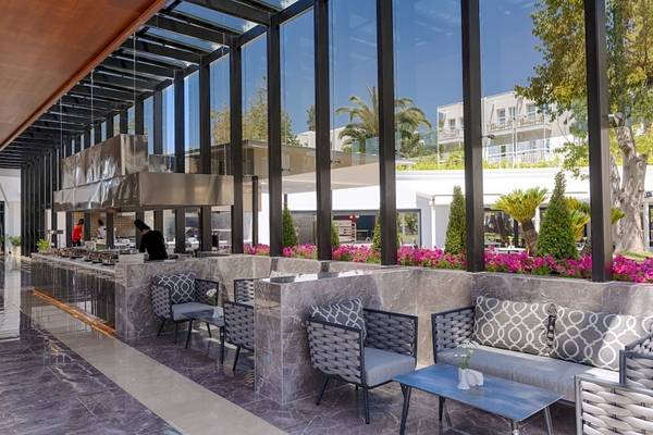 Innenbereich des Monachus Family Resort Sorgun mit Sitzbereichen und Buffet.