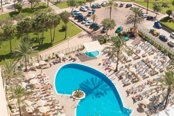Luftaufnahme des CM Castell de Mar Hotels mit Swimmingpool, Sonnenliegen und Parkplätzen