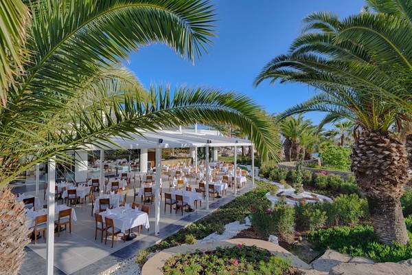 Außenrestaurant des Monachus Family Resort Sorgun mit vielen Tischen und Palmen