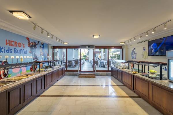 Innenansicht des Kinderbuffets im Seven Seas Hotel Life mit Superhelden-Wandmalerei.