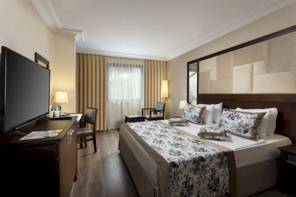 Schlafzimmer im Seven Seas Hotel Life mit Doppelbett, Fernseher und Dekor.