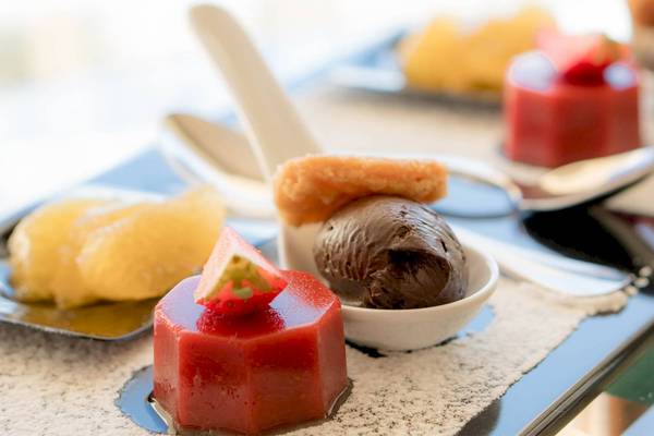 Auswahl an Desserts im CM Castell de Mar Hotel, einschließlich Eis und Gelee.