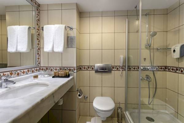Badezimmer im Seven Seas Hotel Life mit einer Dusche, Toilette und Waschbecken.