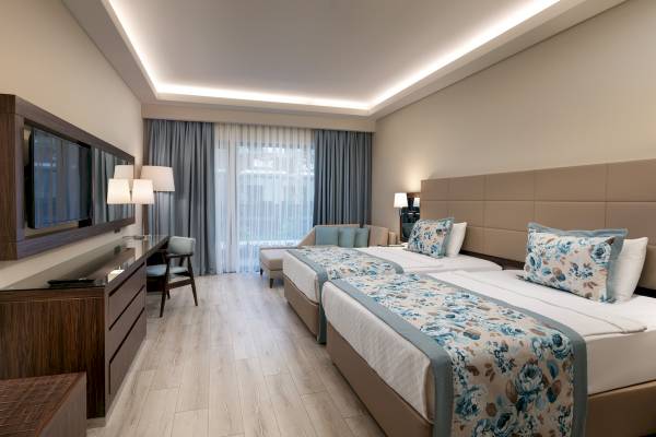 Doppelzimmer im Seven Seas Hotel Life mit zwei Betten, Schreibtisch und Fernseher.