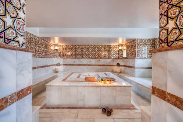 Sauna im Seven Seas Hotel Life mit Marmorwänden und traditionellen Ornamenten.