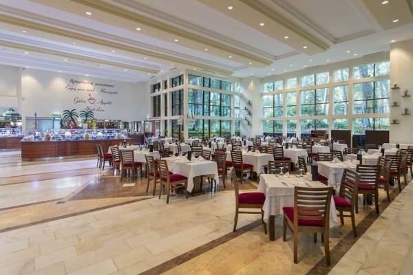 Innenansicht des Restaurants im Seven Seas Hotel Life mit gedeckten Tischen und Stühlen.